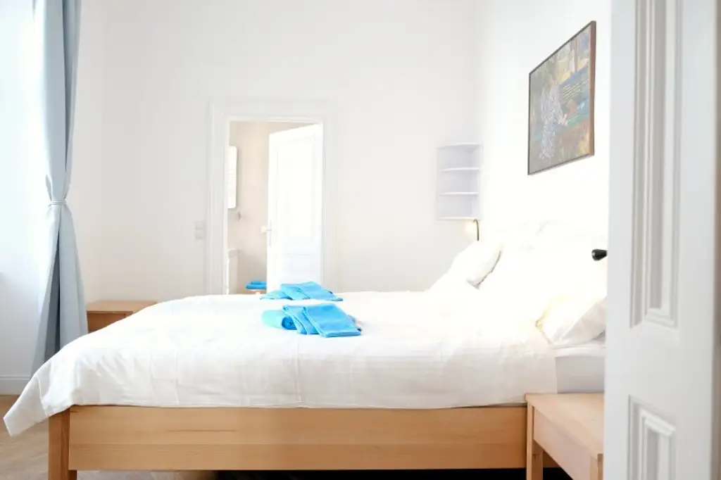 Wunderschöne und generalsanierte 2- Zimmer Altbauwohnung in Top Lage!!!