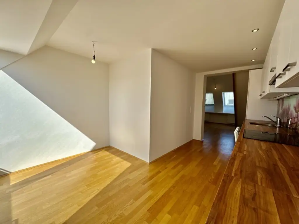 NEU! Wunderschöne Dachgeschoßwohnung mit 3 Zimmern plus großer Galerie!
