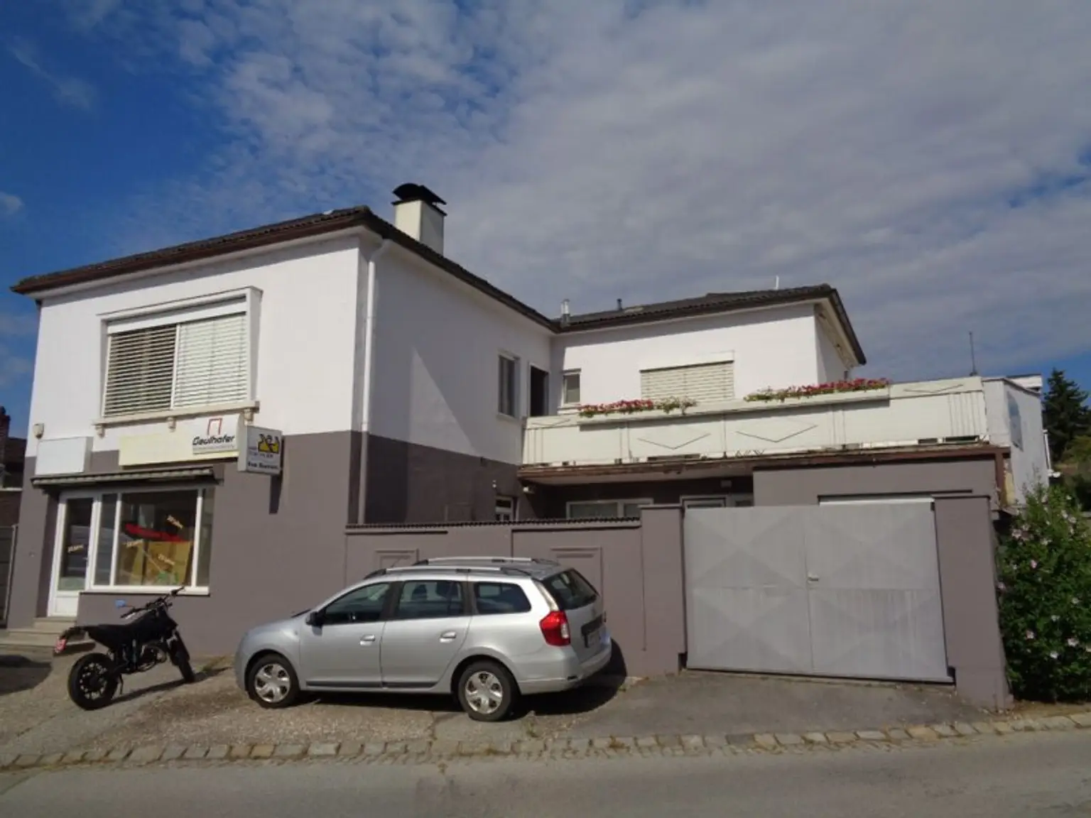 Zistersdorf: A5 - Mistelbach -Nähe: Wohn und Geschäftshaus mit großer Halle