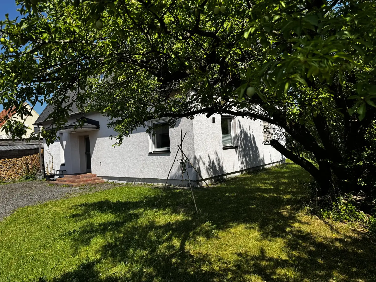 Wohnhaus inmitten vom Gartenparadies