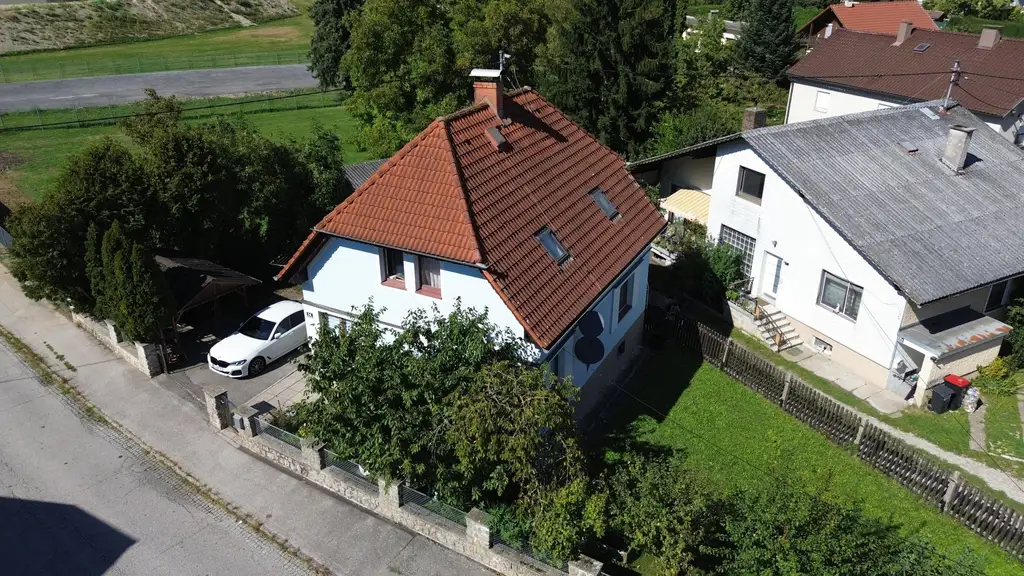 Kompaktes Wohnhaus mit Keller    in Bahnhofsnähe   -  sehr gutes Preis/Leistungsverhältnis !!!!