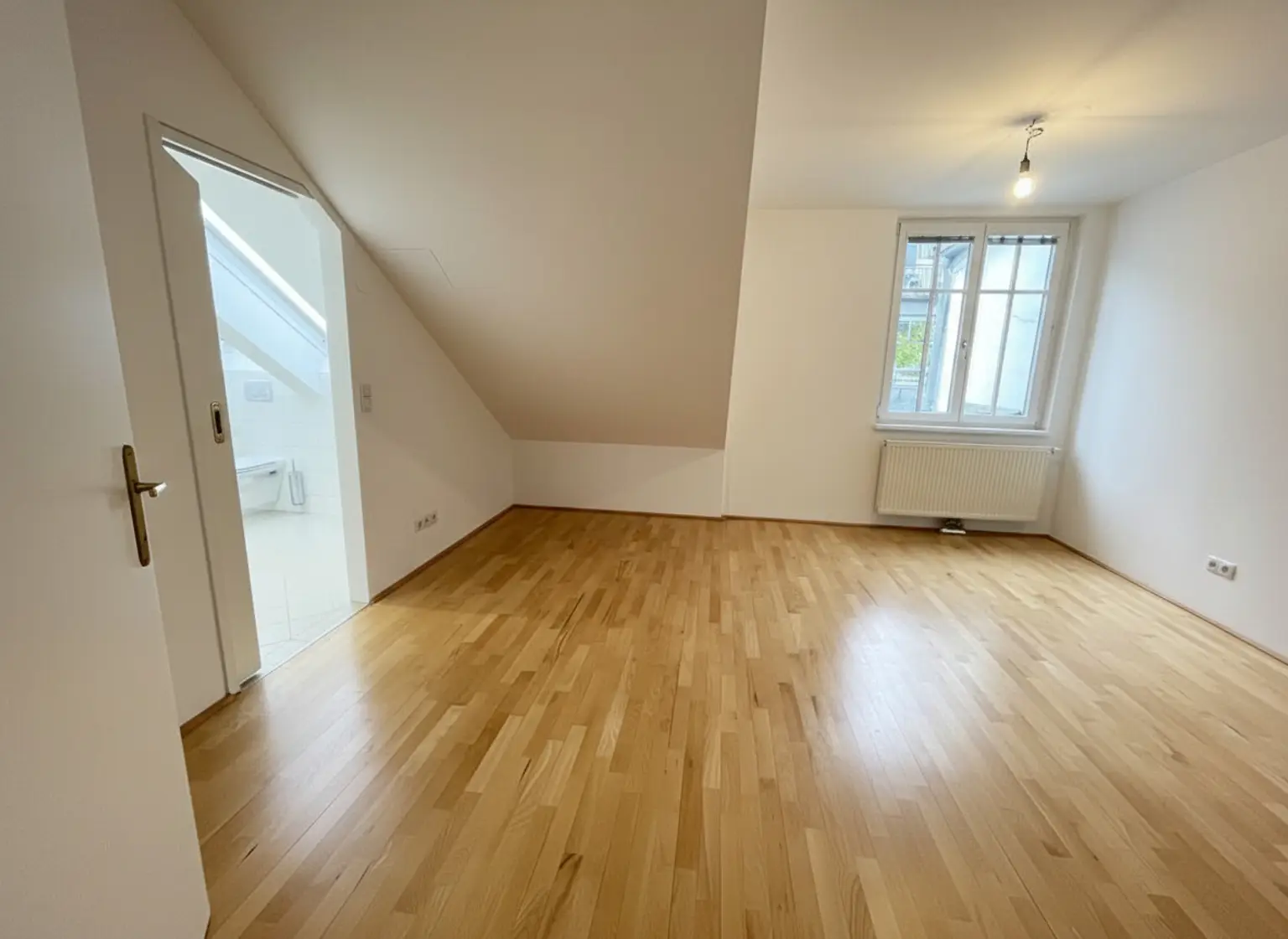 UNBEFRISTET: Klimatisierte 4-Zimmer Wohnung mit Terrasse