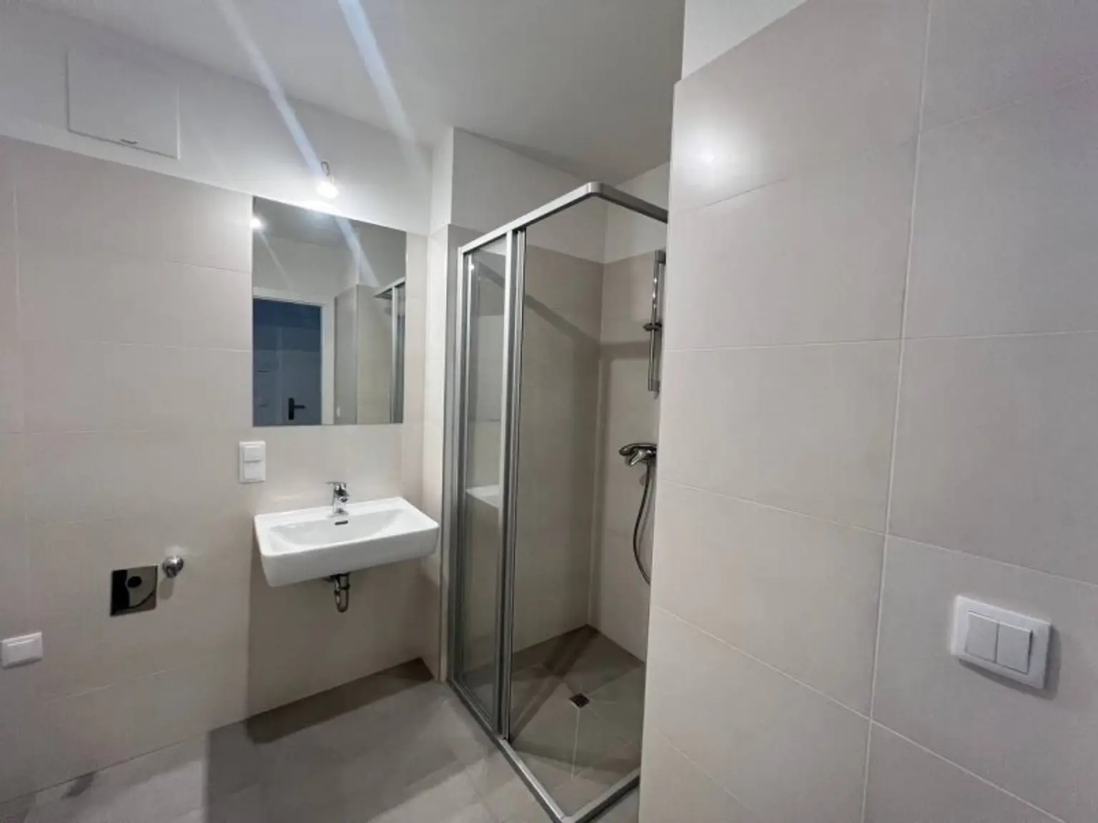 EXKLUSIVES WOHNEN IN RUHIGER LAGE MIT BALKON & GARAGE – IDEAL ZUR ANLAGE