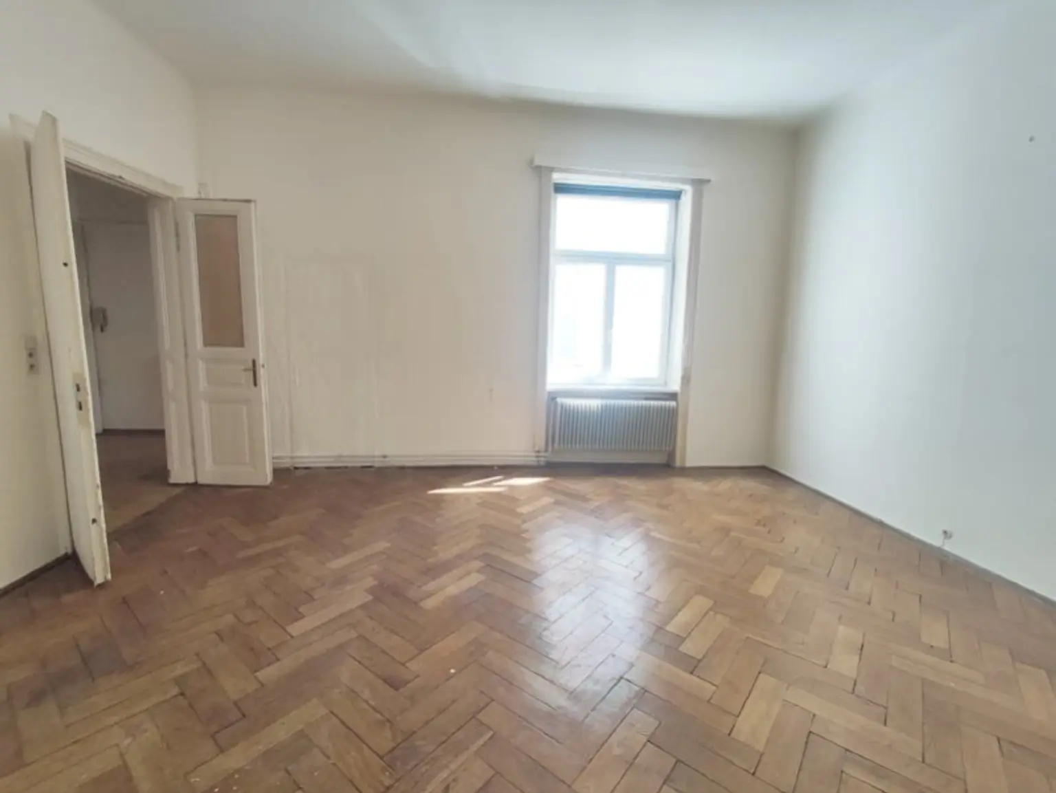 Hörlgasse! Großzügige Altbauwohnung zum selbst gestalten im 3. Liftstock in zentraler Citylage!