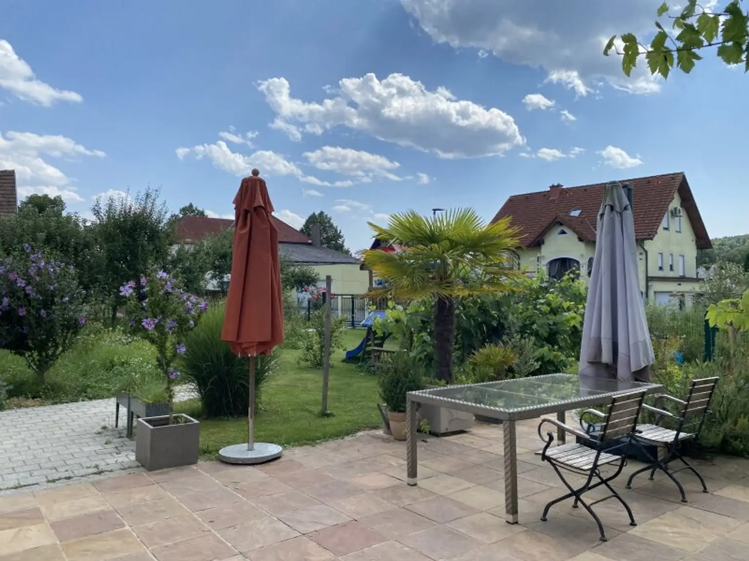 2 Häuser mit Nebengebäuden und Garten