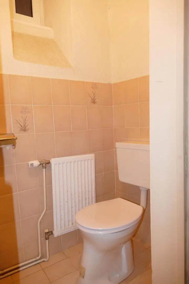 Separates WC, Radiator und Fenster P1160855