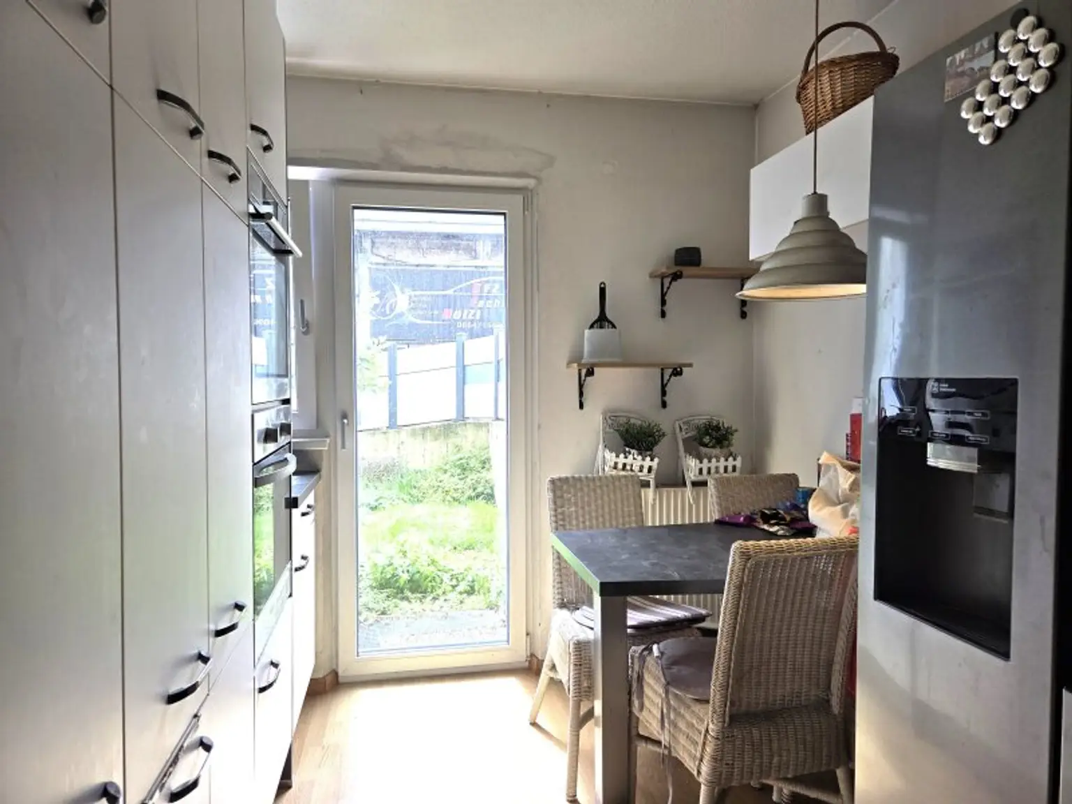 Küche mit Zugang zur Terrasse + Garten
