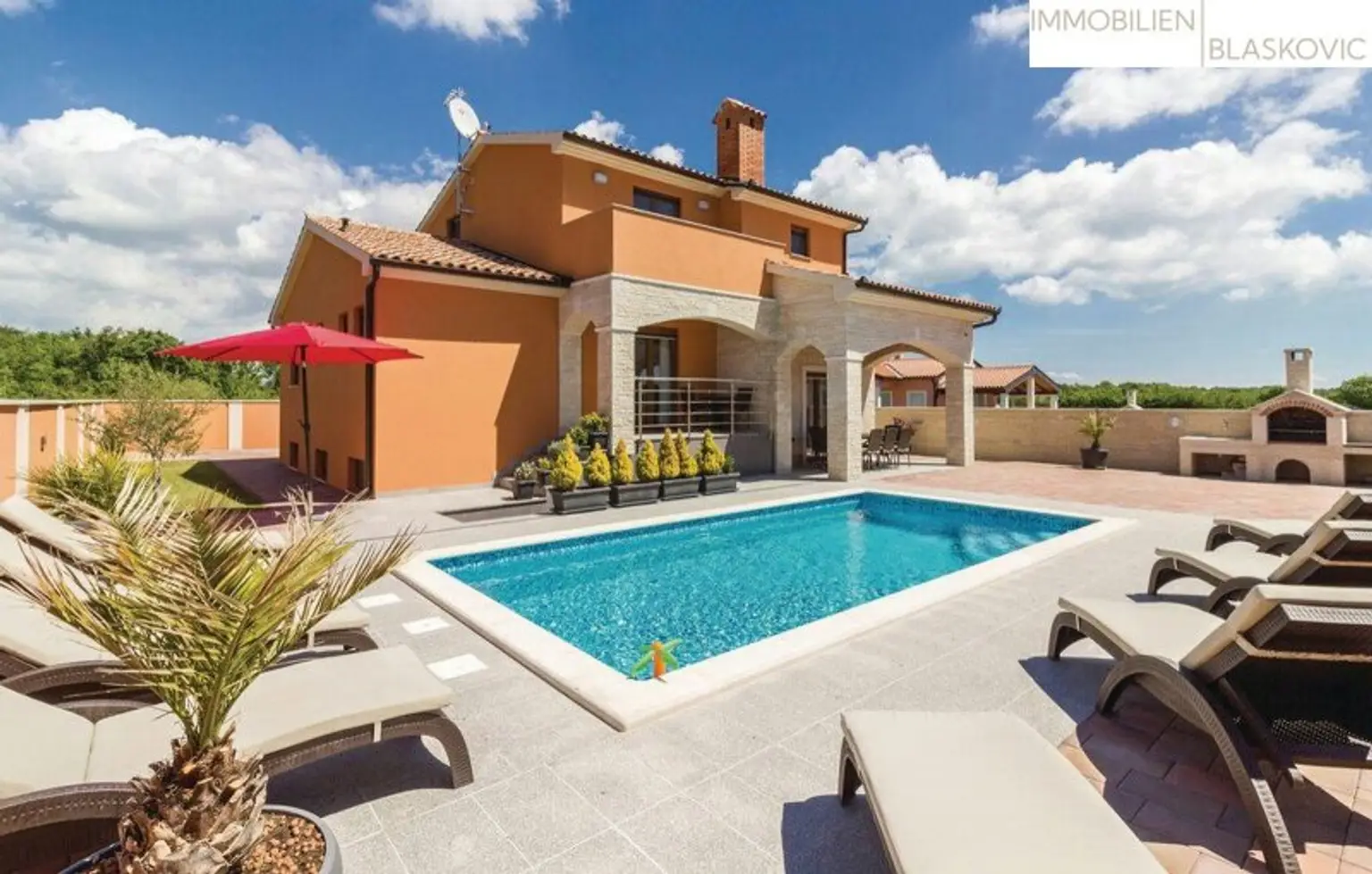 Freistehendes Haus mit Swimmingpool
