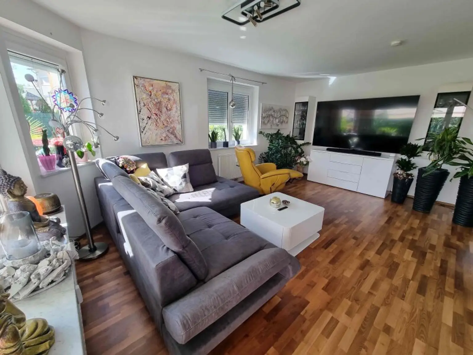 Traumhafte und neuwertige 3 Zi Gartenwohnung mit 220m² Eigengarten und Massiv-Pool in Waidmannsdorf mit Tiefgarage
