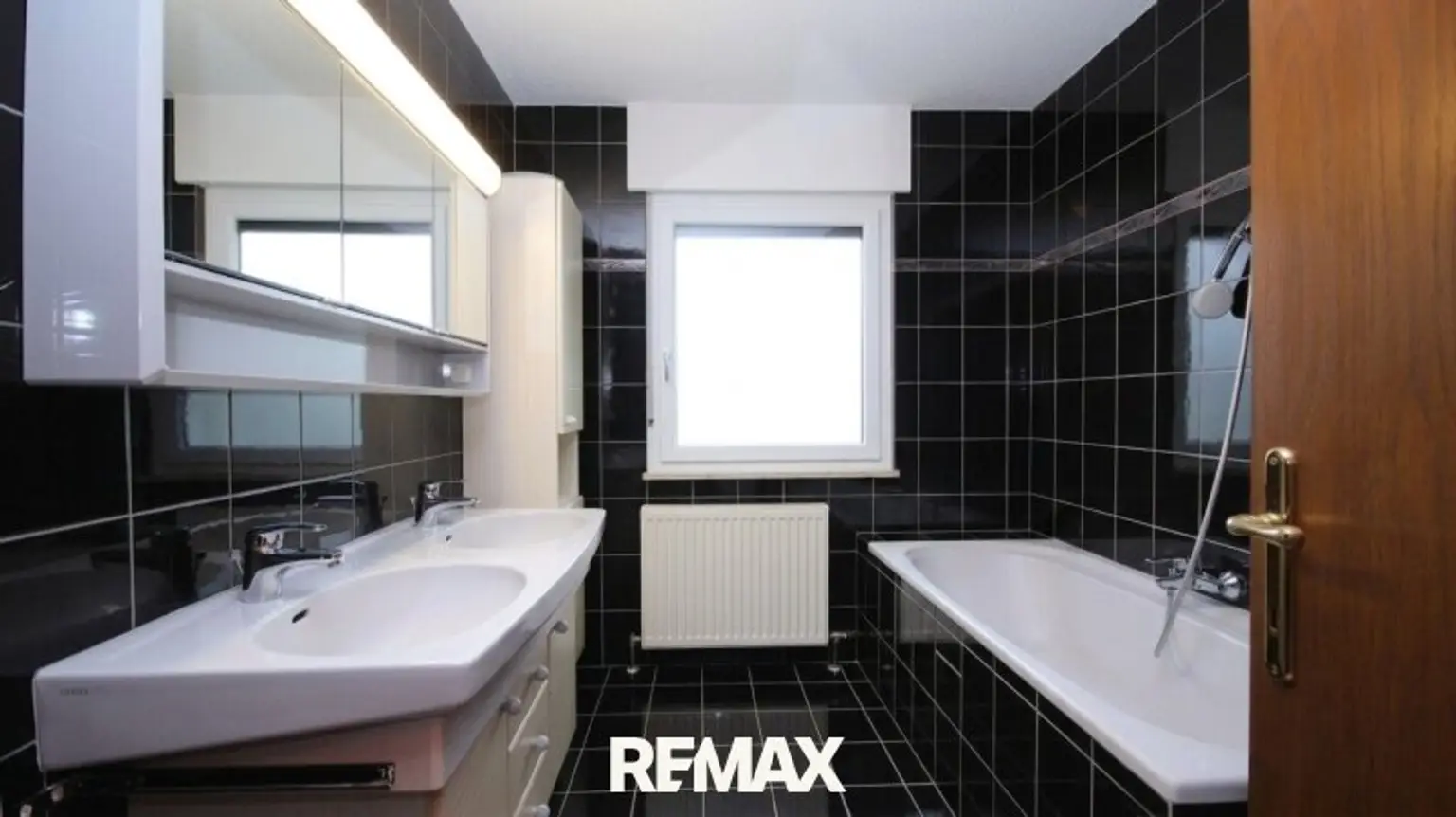 Bad mit Wanne und Dusche
