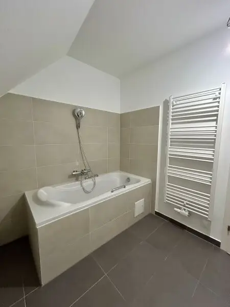 Luxuriöse Dachgeschoßwohnung in Klosterneuburg: Erstbezug mit Terrasse und Klimaanlage!