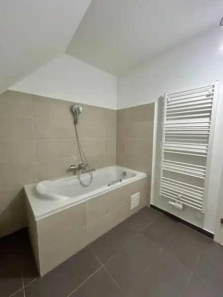 Luxuriöse Dachgeschoßwohnung in Klosterneuburg: Erstbezug mit Terrasse und Klimaanlage!