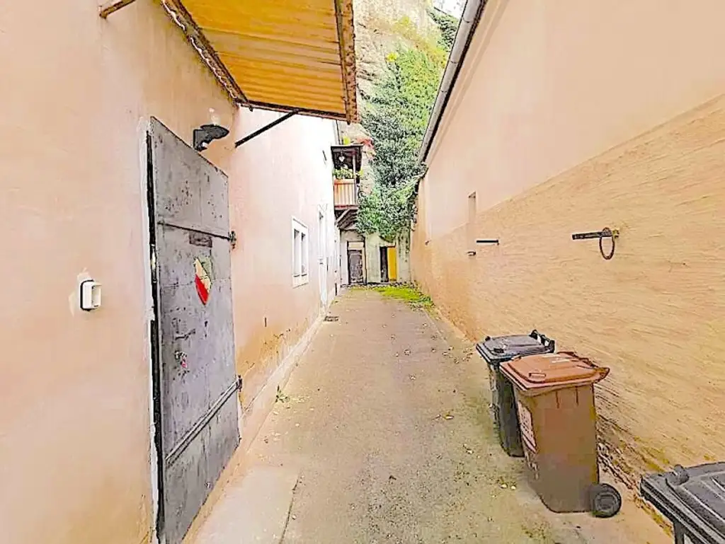 Kleine, historische Entwicklungsliegenschaft im Zentrum von Krems, mit Charme und Rohdachboden, bis auf eine Wohnung leer. wieder ein besonderes Objekt von allesgefunden.at...