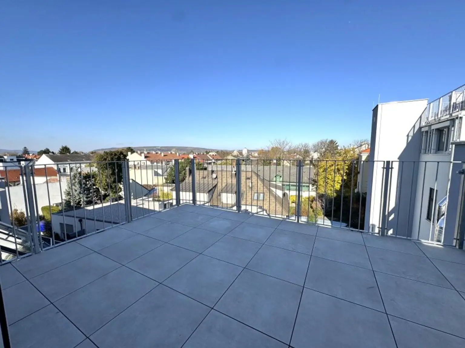 2 Zimmer DG Wohnung mit separatem Arbeitsbereich - großzügige Terrasse & Klimaanlage - Erstbezug - UNBEFRISTETE Mietdauer