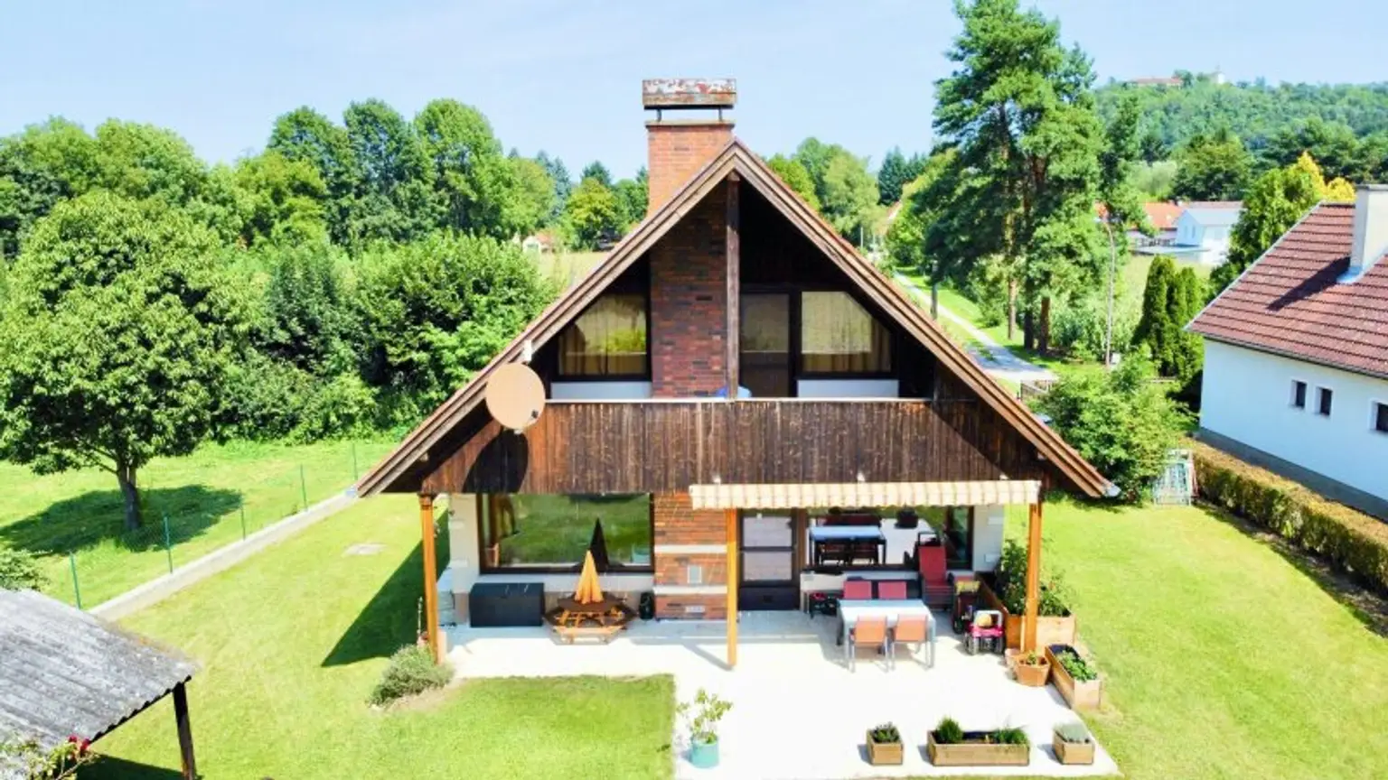 Entzückendes Einfamilienhaus mit großem Garten | 4 Zimmer | Terrasse und Balkon | Kamin