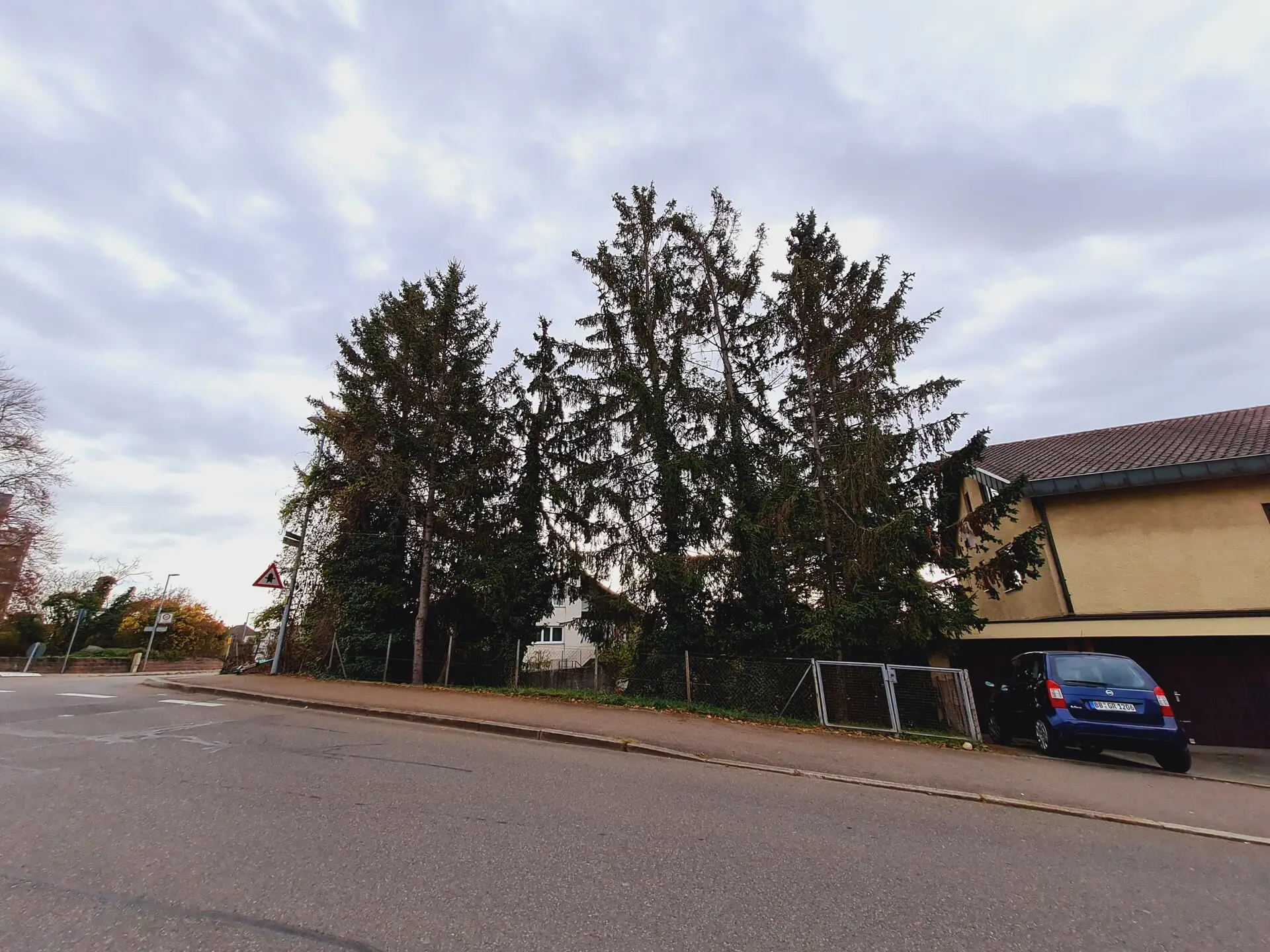 Zufahrt von der Straße aus