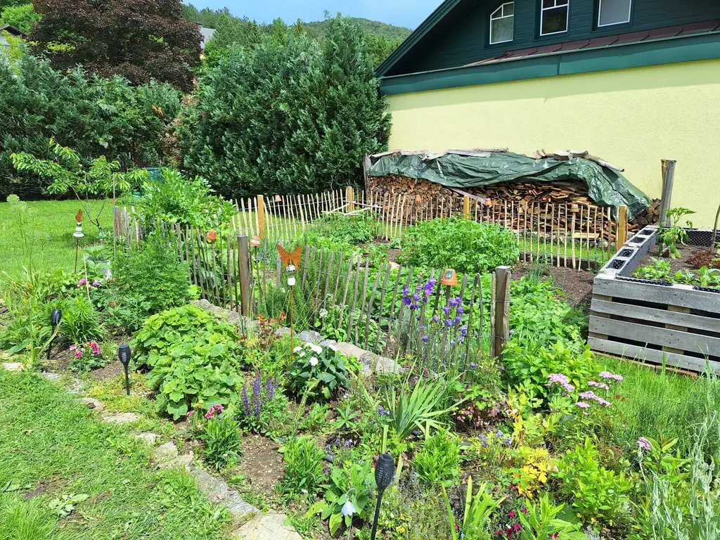 Modernisiertes Einfamilienhaus mit 1.057m² Grundstück, Luftwärmepumpe & PV-Anlage in ruhiger Ortsrandlage von Wopfing