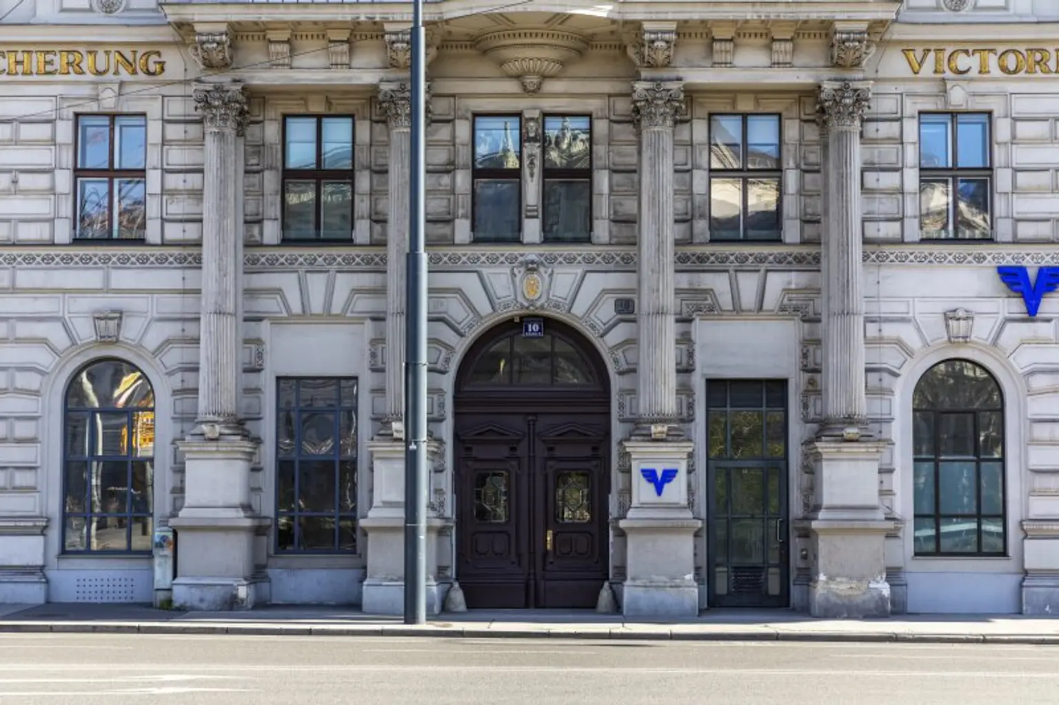 Die Nummer Eins im Ersten! 1.077 m² Bürofläche im prestigeträchtigen Jahrhundertwendehaus! Klimatisiert! Nähe U2 Schottentor!