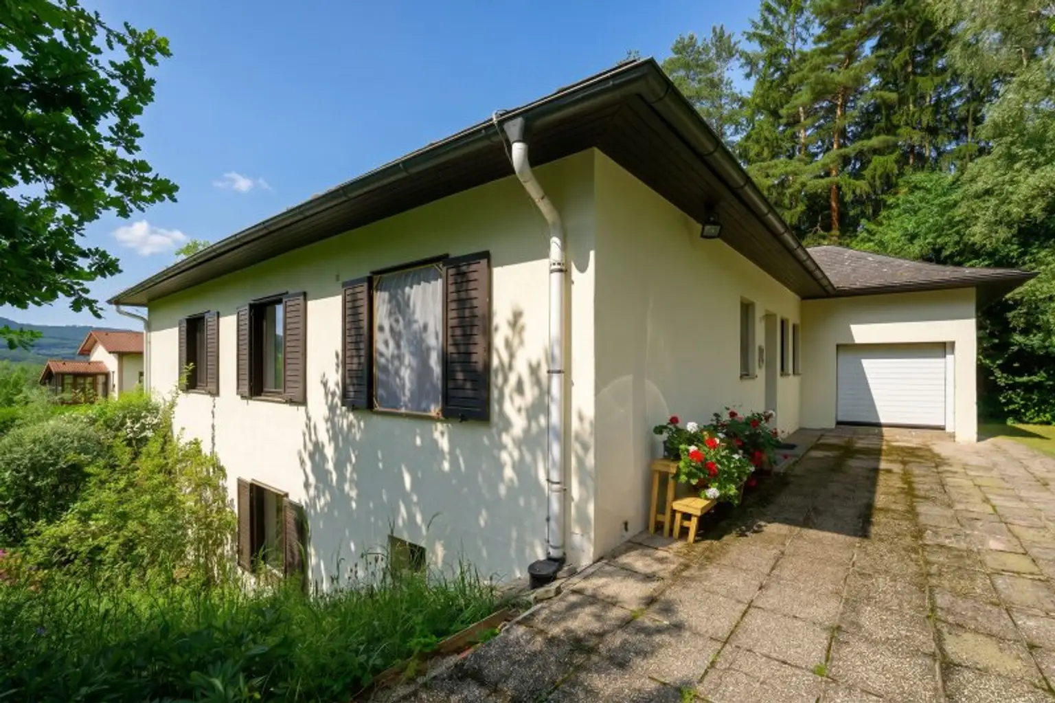 Nordostansicht mit Eingang ins Erdgeschoß