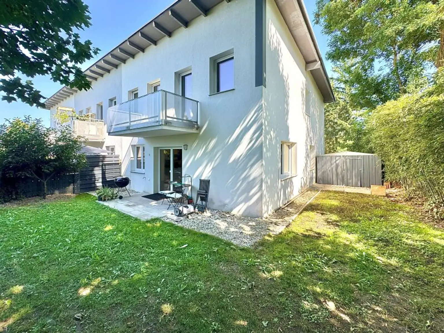 Grüne Ruheoase mit toller Infrastruktur I großzügiger Garten + Balkon I geräumige Zimmer I 2 Bäder I Alarmanlage I