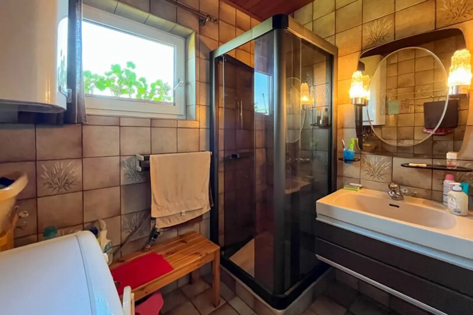 Badezimmer mit Dusche und Waschmaschinenanschluss