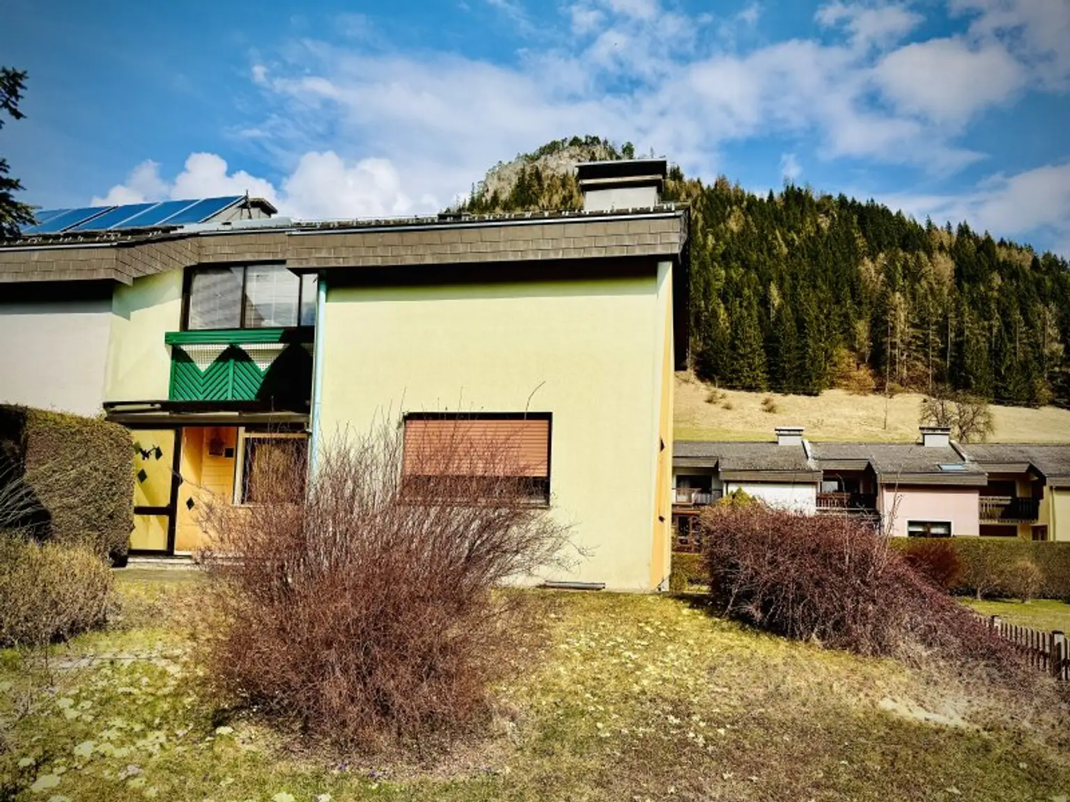 im Garten rund ums Haus gehen