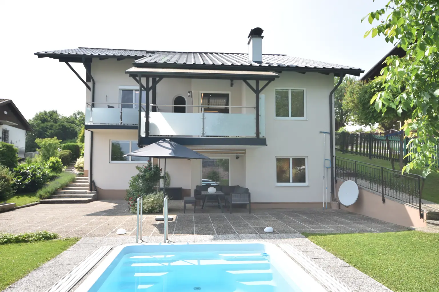 "TRAUMHAFTER BLICK AUF DEN ATTERSEE - Neu renoviertes Ferienhaus mit Einliegerwohnung und großem Garten"