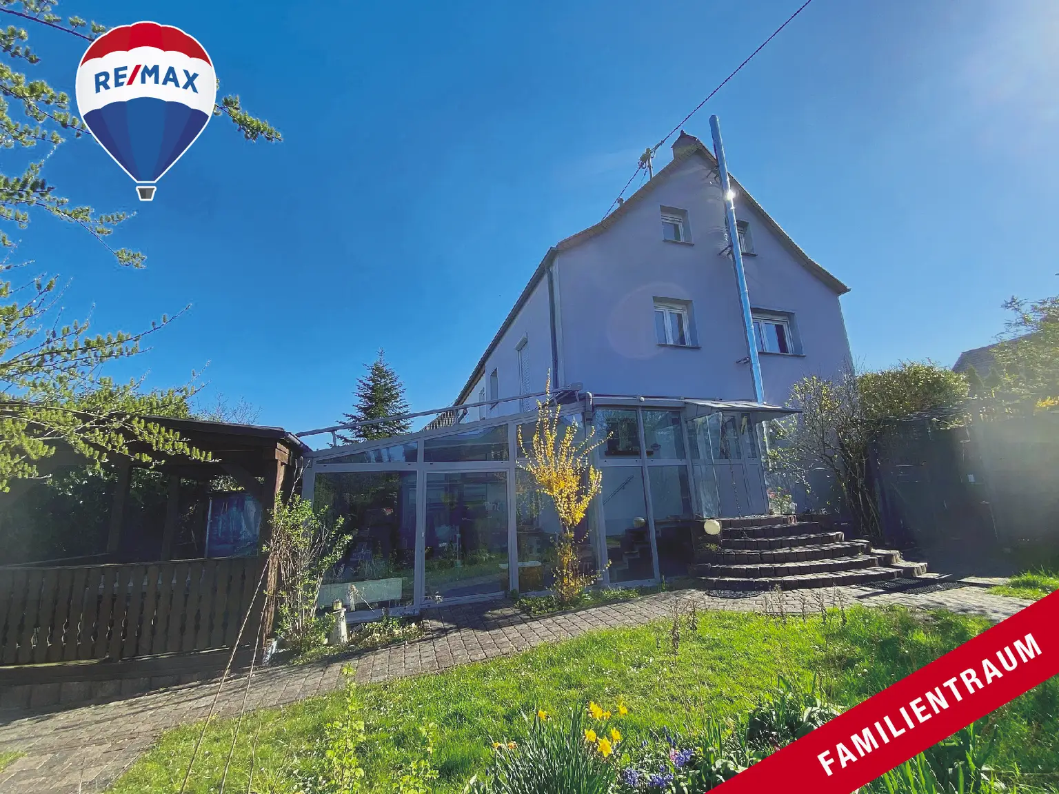 EINZIEHEN WOHLFÜHLEN...
IHR GARTENPARADIES BEI DIESEM Wohnhaus