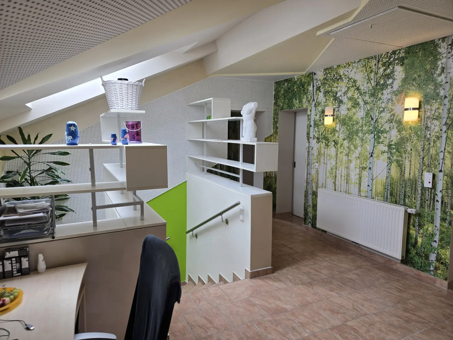Aufgang ins Obergeschoss mit Büro und Fitnessbereich