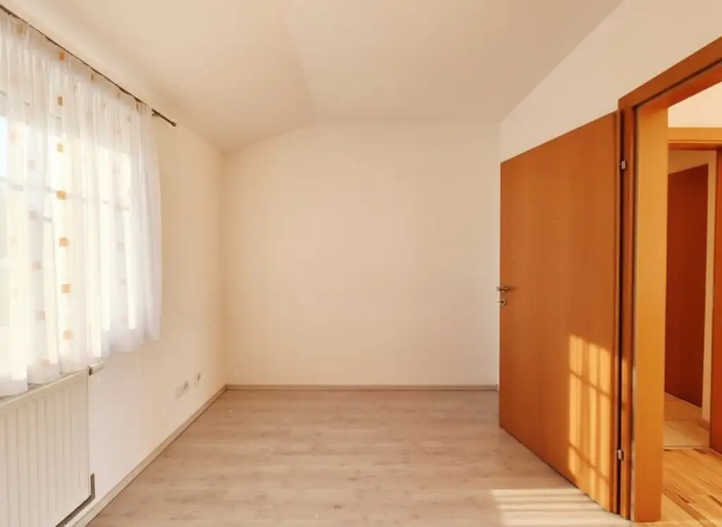 Naturnahes Wohnen mit exklusivem Extra: Schwimmteich in der Anlage