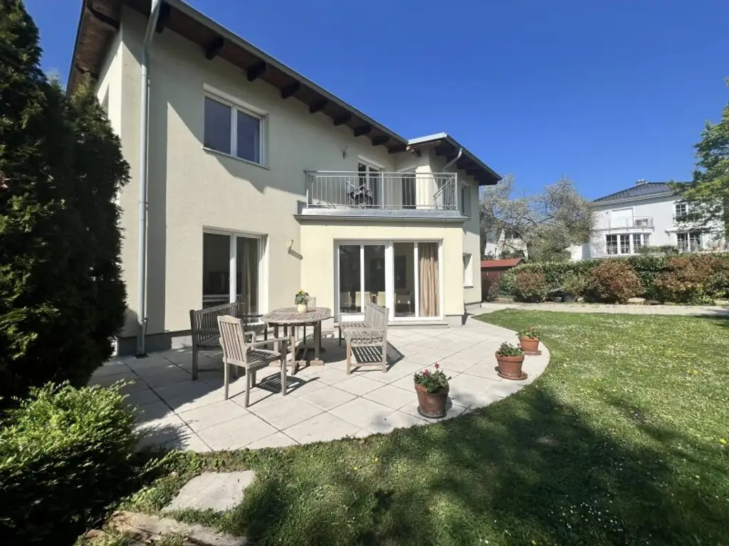 Moderne, zentrumsnahe Familienvilla mit großem Garten in gefragter Grünruhelage (!)
