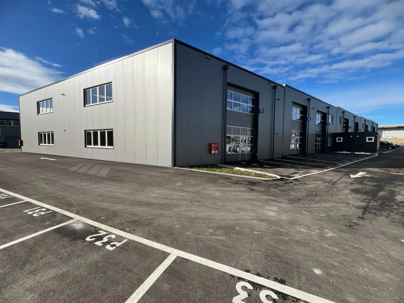 SOFORTBEZUG! Betriebs-/Produktions- oder Lagerhalle mit ca. 329 m² Fläche in Buchkirchen bei Wels zu vermieten (Top 17)