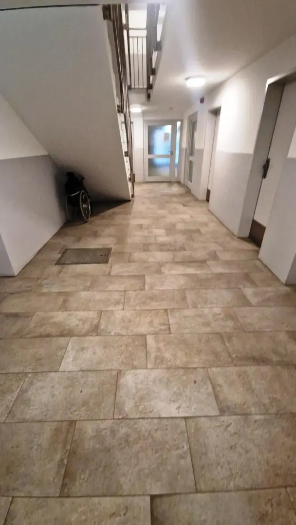 Stiegenhaus und Heizung mit Fernwärme (2)