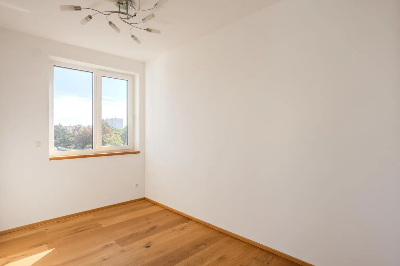 "Helles Dachgeschoss, Garage, Klima nähe U1"