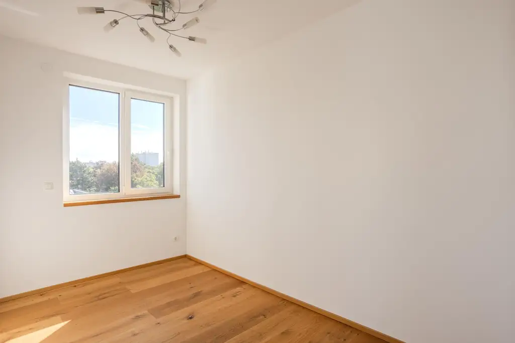 "Helles Dachgeschoss, Garage, Klima nähe U1"