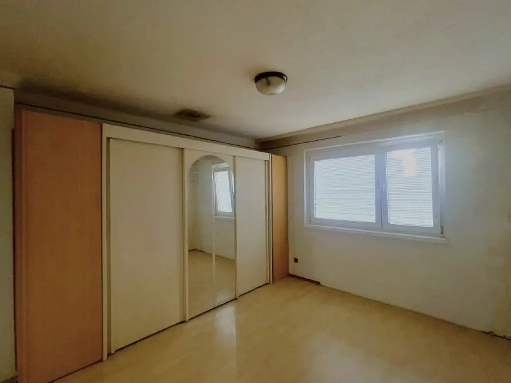 Lichtdurchflutete 2-Zimmer-Wohnung mit Charme & Potenzial in thermisch saniertem 1965-Neubau