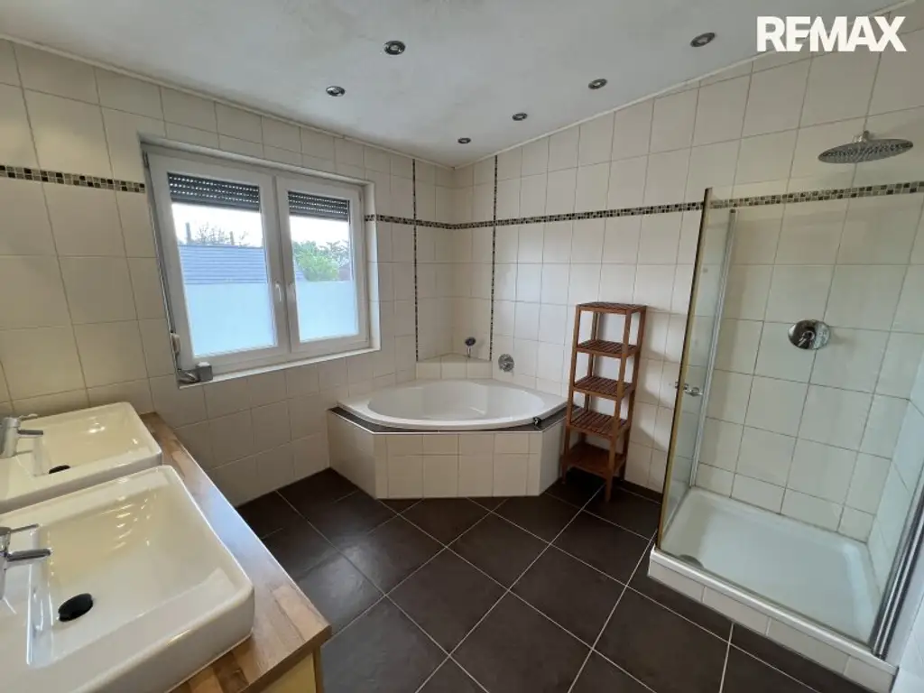 Großzügiges Einfamilienhaus mit Garten, Terrasse & Garage in Ebenfurth, 4 Zimmer, 195m²