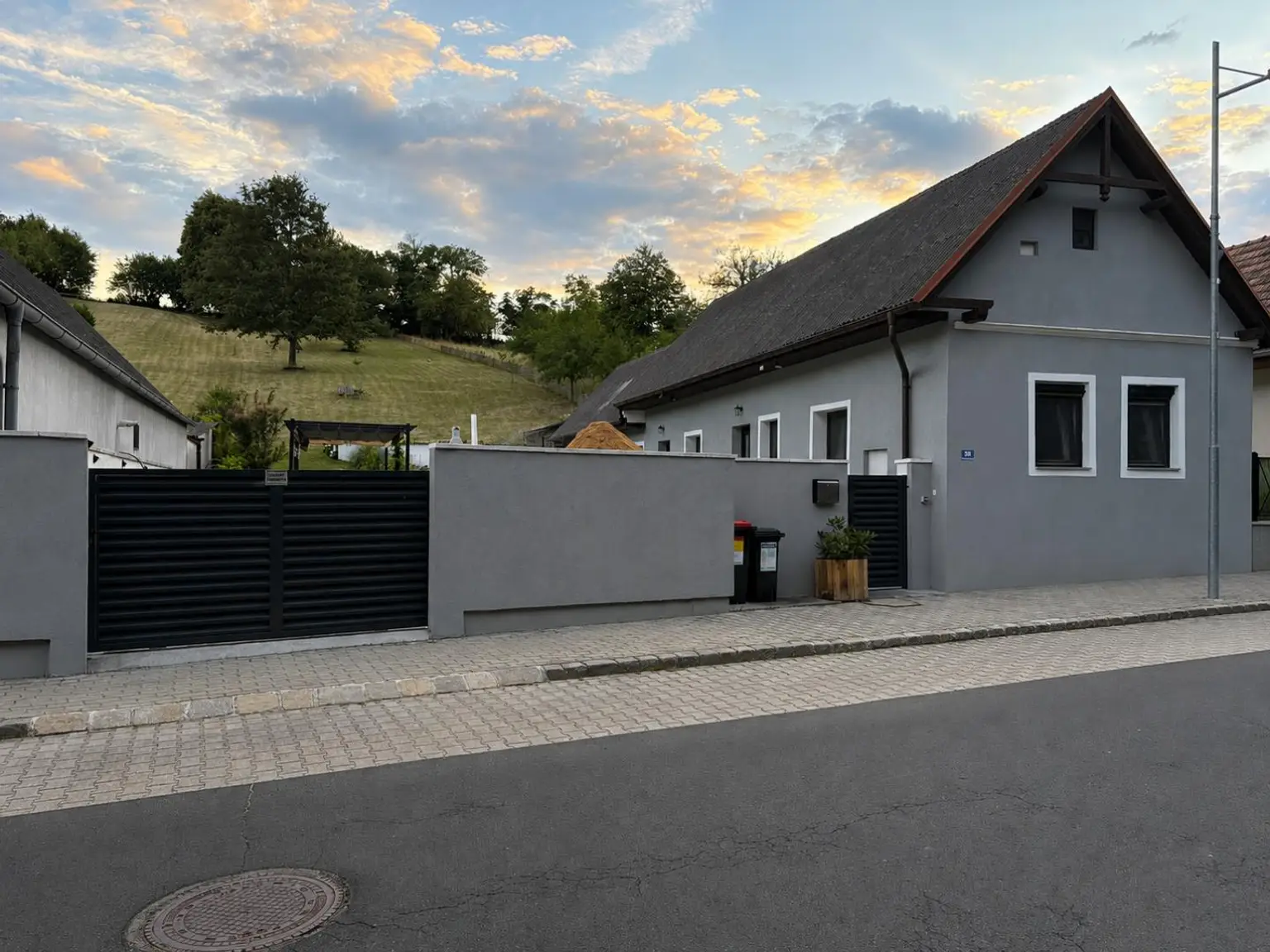 Hausansicht Straße (Auto mit KI entfernt)