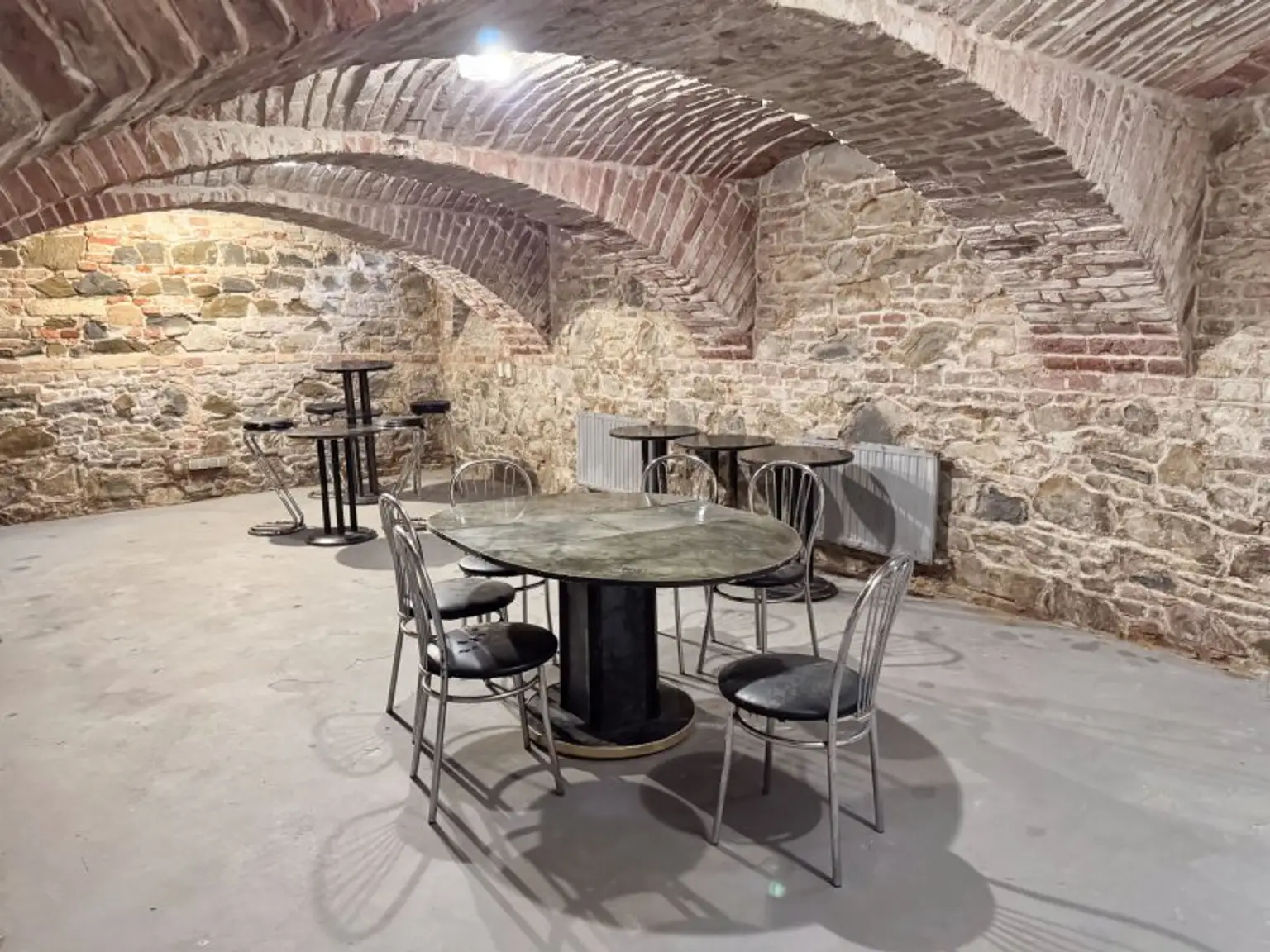 Büro / Ordination im Erdgeschoss mit Terrasse! 95,70 m2 Vier separate Räume mit 47 m2 Kellerfläche! Nähe Thaliastraße!