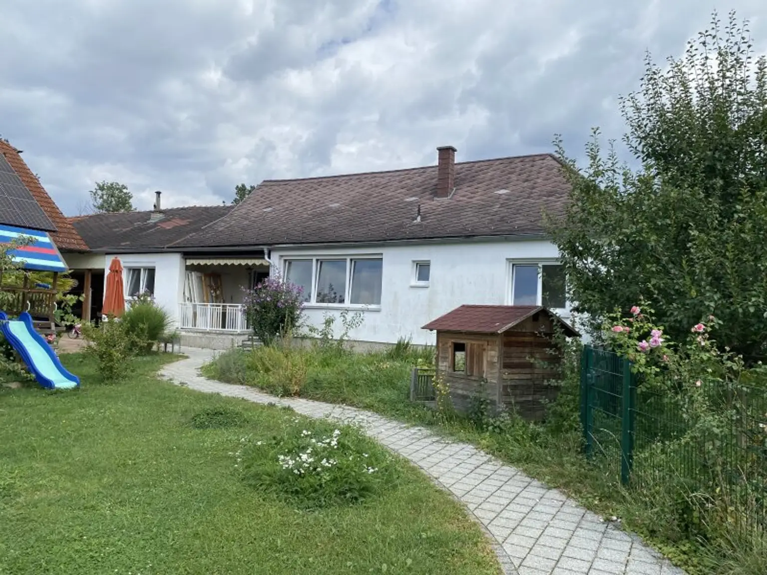 2 Häuser mit Nebengebäuden und Garten