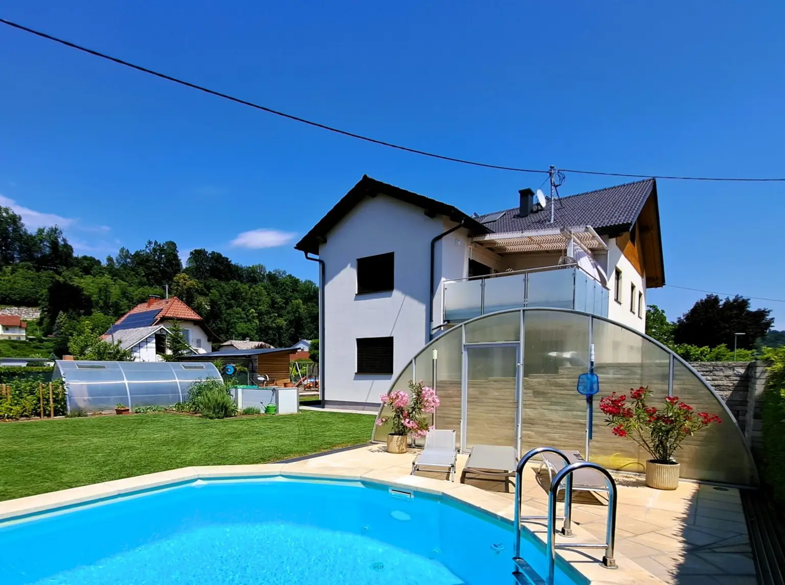 Wohnjuwel mit 2 Wohnungen (ca. 290 m² Wfl.), 2 Terrassen, Gartenareal mit Pool & Poolhaus - Neuzeug