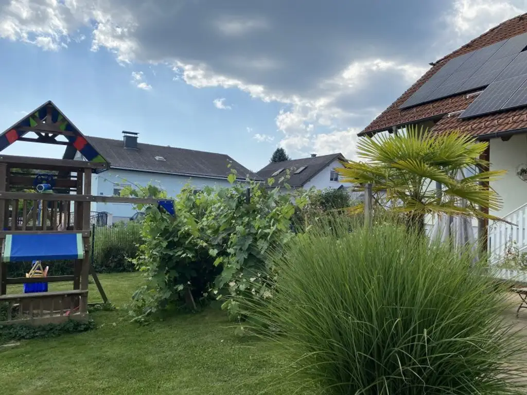 2 Häuser mit Nebengebäuden und Garten