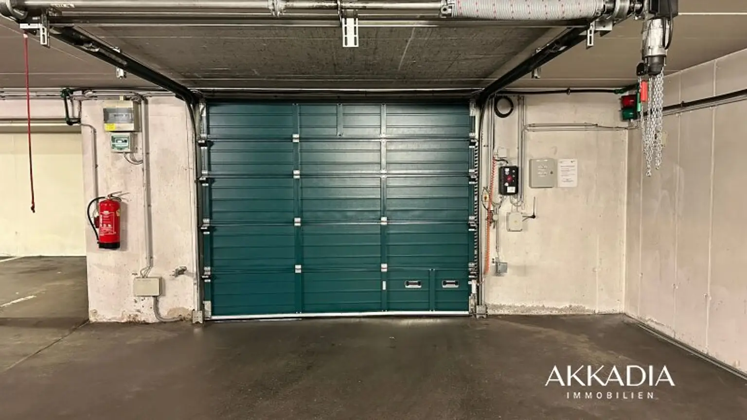 Elegante Dachgeschosswohnung mit Gartenblick, Terrassen und Garage