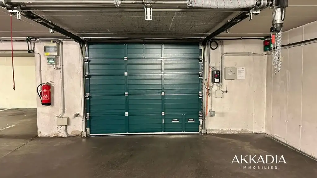 Elegante Dachgeschosswohnung mit Gartenblick, Terrassen und Garage