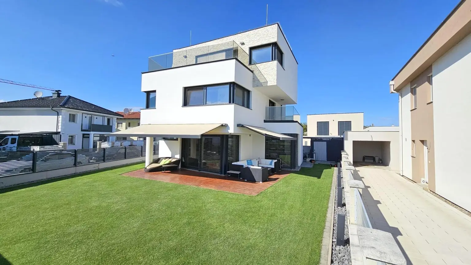 Moderne Arch.-Villa im neuen Villenviertel von Großenzersdorf bei Wien // Modern arch. villa in new villa district of Großenzersdorf near Vienna //