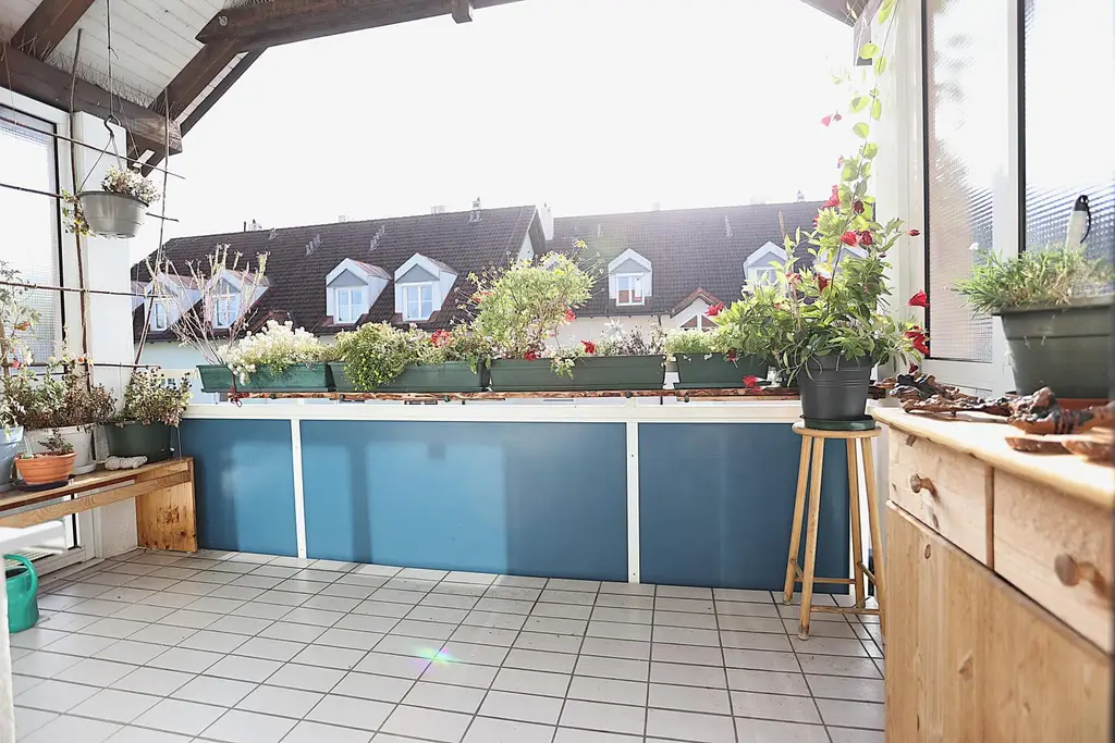 Wohlfühl-4-Raum-Eigentumswohnung mit ganzjährig sonniger Loggia und TG-Stellplatz