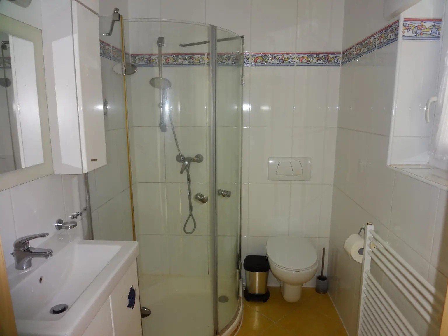 Badezimmer mit Dusche und WC EG