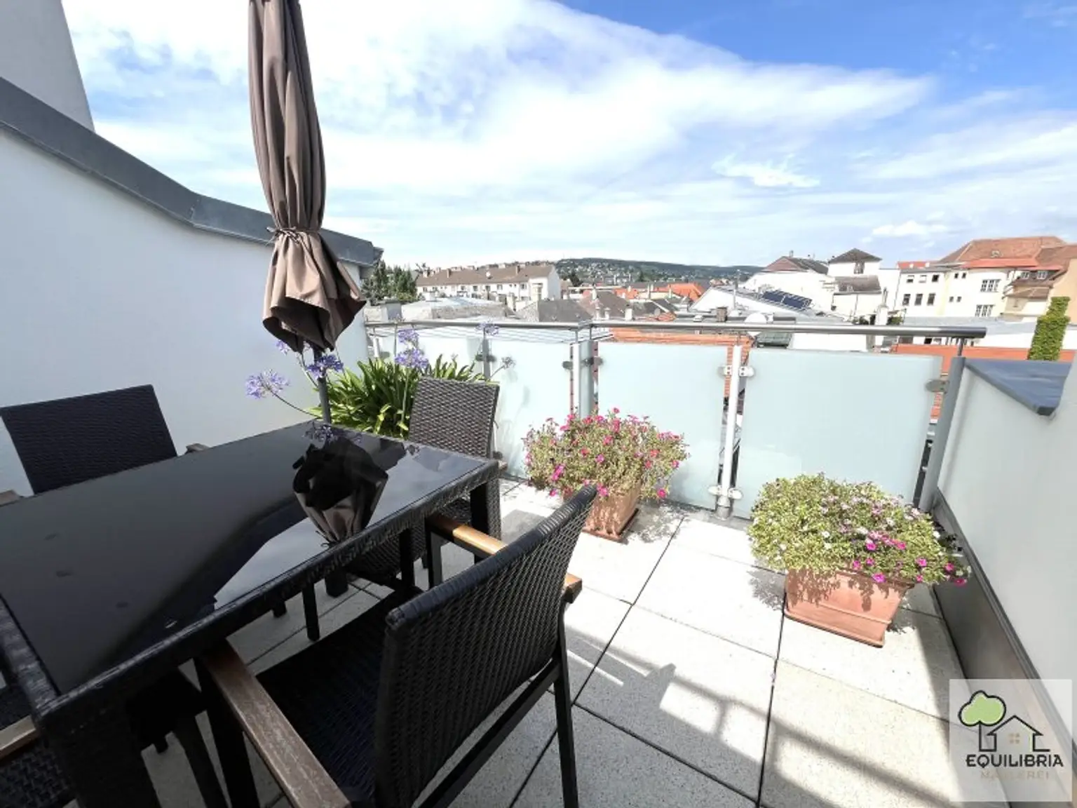 Traumhafte DG-Wohnung im Zentrum von Klosterneuburg -  57m2 große  Dachterrasse - Gekühlt  - Garage - Gartennutzung!