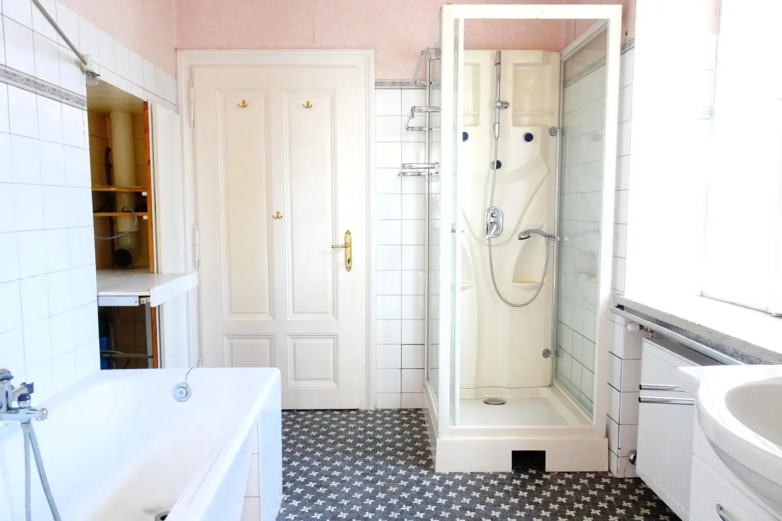 Zauberhafte Villa zum Renovieren auf 1.199 m² Grund samt Nebengebäude mit Garage im Stadtzentrum