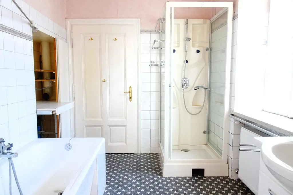 Zauberhafte Villa zum Renovieren auf 1.199 m² Grund samt Nebengebäude mit Garage im Stadtzentrum
